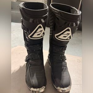 Answer youth black riding boots brand new never used. Youth size 5